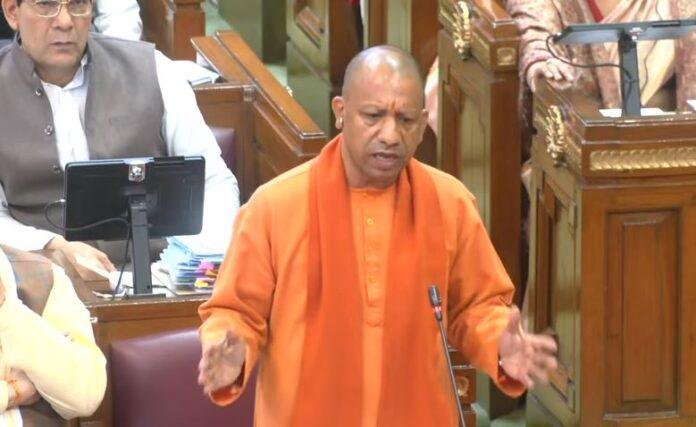 यूपी विधानसभा में बोलते सीएम योगी आदित्यनाथ।