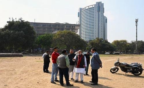 शपथ ग्रहण समारोह की तैयारी की जायजा लेते भाजपा पदाधिकारी।