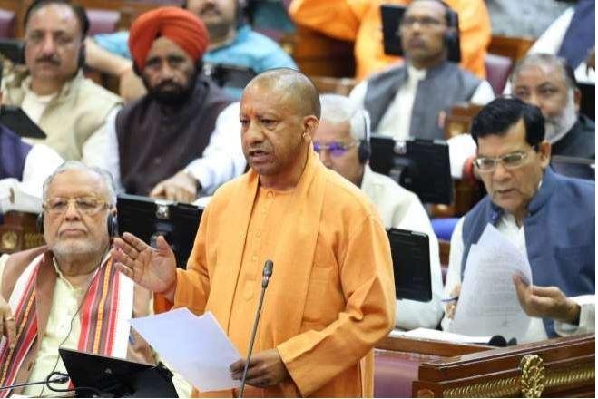 शुक्रवार को विधानसभा में बोलते सीएम योगी