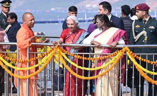 बीते सोमवार को संगम तट पर राष्ट्रपति संग सीएम योगी और राज्यपाल