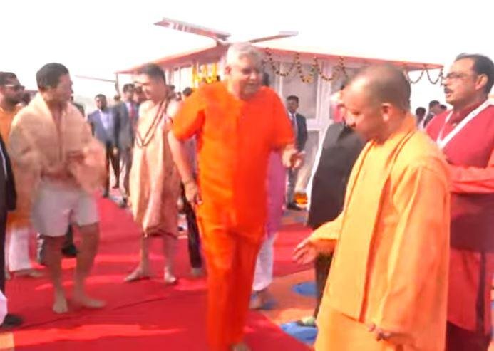 महाकुंभ में बसंत पंचमी के अमृत स्नान से पहले संगम में डुबकी लगाने पहुंचे उपराष्ट्रपति की आगवानी करते सीएम योगी।
