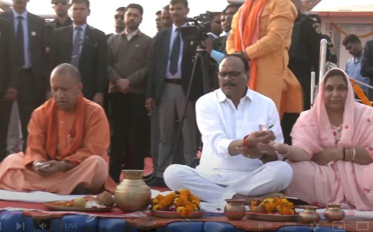 संगम पर पूजन करते सीएम योगी