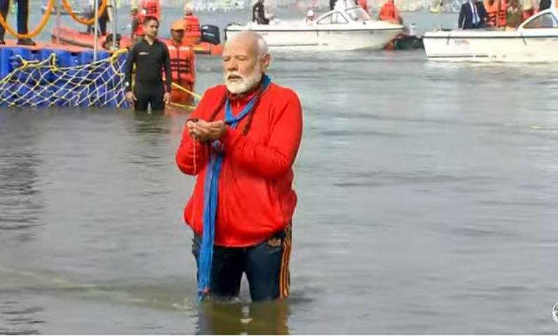 महाकुंभ 2025 में संगम में आज डुबकी लगाने के बाद पीएम मोदी की मुद्रा