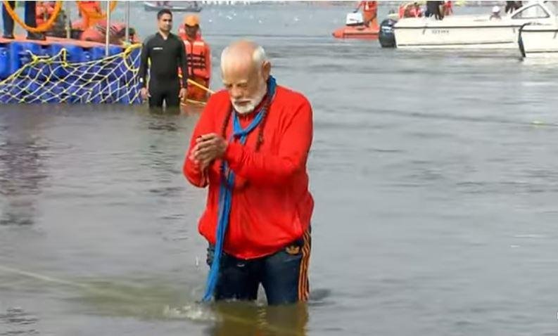 बुधवार को महाकुंभ में स्नान के क्रम में संगम में डुबकी लगाने के दौरान पीएम मोदी की मुद्रा।