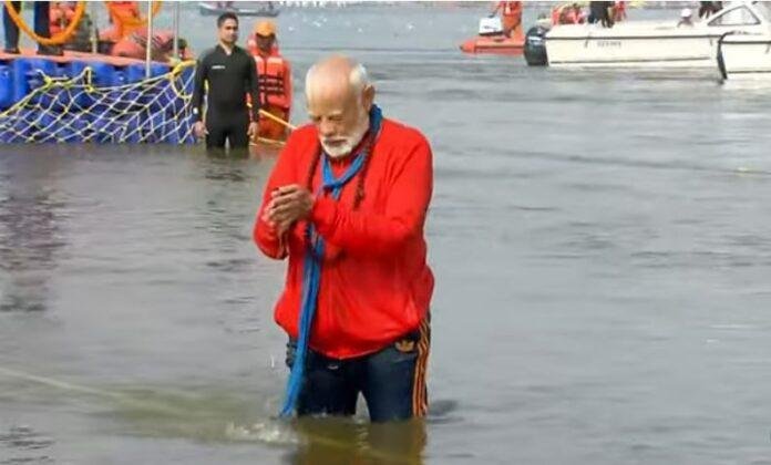 महाकुंभ 2025 में संगम में आज डुबकी लगाने के बाद पीएम मोदी की मुद्रा