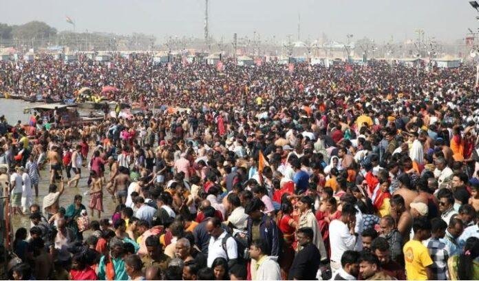 संगम में डुबकी लगाने को रविवार को श्रद्धालुओं की भारी भीड़ का नजारा।