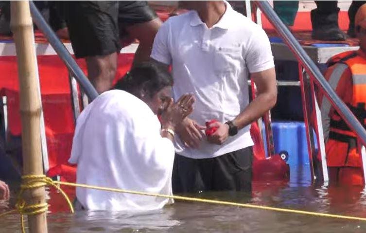 संगम में पावन डुबकी लगाने के बाद भगवान भाष्कर को अर्घ्य देतीं राष्ट्रपति