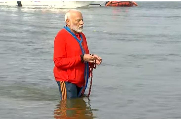 CM Yogi ने महाकुंभ मेला स्थल पर शुरू की सफाई, किया संगम का पूजन महाकुंभ 2025 में संगम स्नान के दौरान पीएम मोदी की तस्वीर।