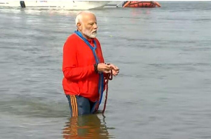 बुधवार को महाकुंभ में स्नान के क्रम में संगम में डुबकी लगाने के दौरान पीएम मोदी की मुद्रा।