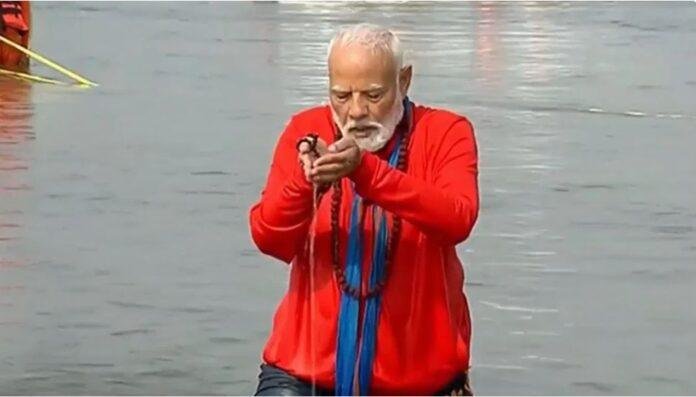 महाकुंभ के दौरान संगम स्नान के सूर्य को अर्घ्य देते हुए पीएम मोदी की तस्वीर।