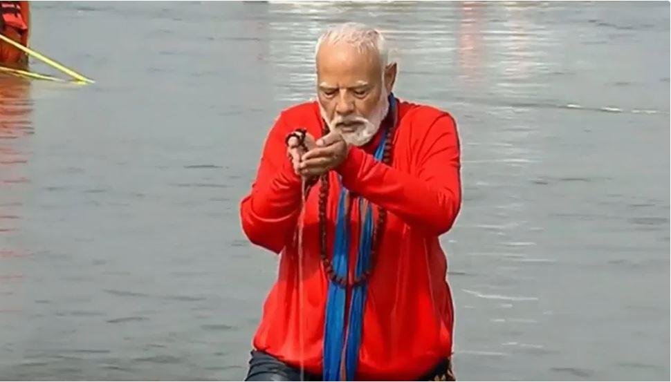 CM Yogi ने महाकुंभ मेला स्थल पर शुरू की सफाई, किया संगम का पूजन महाकुंभ के दौरान संगम स्नान के सूर्य को अर्घ्य देते हुए पीएम मोदी की तस्वीर।