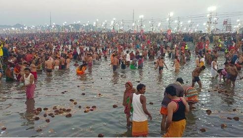 संगम में माघी पूर्णिमा पर स्नानार्थियों का सैलाब