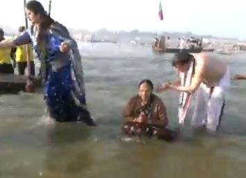 प्रशासन को सांस लेने दो : प्रयागराज में महाजाम में फंसे श्रद्धालु, हांफ रहा प्रशासन | 22Scope News संगम में सपरिवार डुबकी लगाते उत्तराखंड के सीएम