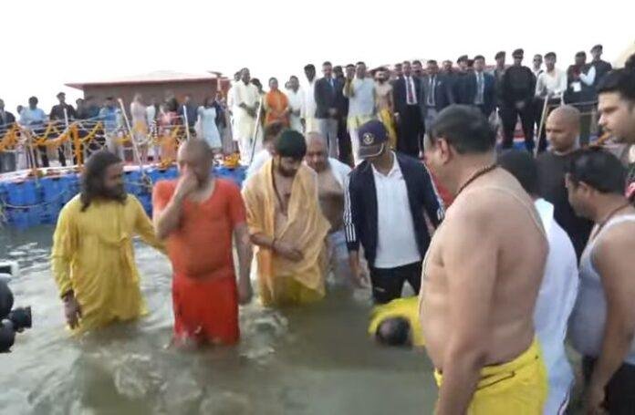 संगम में सीएम योगी संग डुबकी लगाते जेपी नड्डा