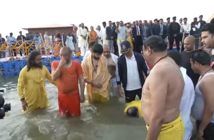 संगम में सीएम योगी संग डुबकी लगाते जेपी नड्डा