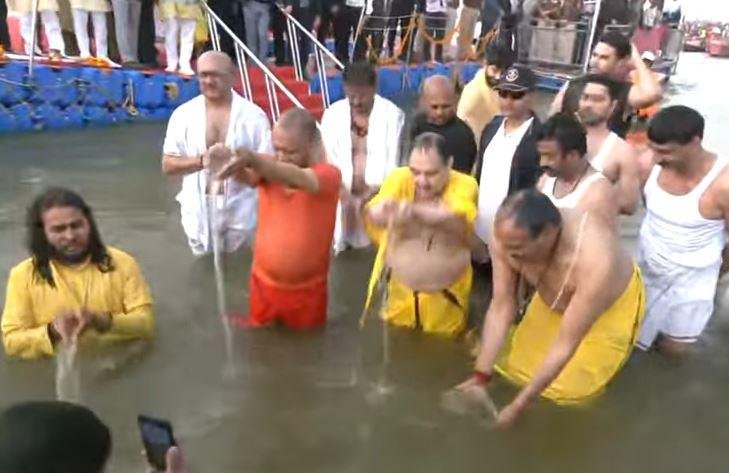 संगम में सूर्य को अर्घ्य देते सीएम योगी संग जेपी नड्डा