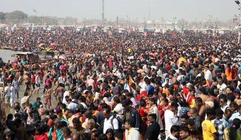 संगम में श्रद्धालुओं के सैलाब का विहंगम दृश्य।