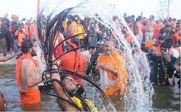 महाकुंभ से अब हरिद्वार कुंभ में मिलने वादा कर लौटने लगे नागा साधु महाकुंभ 2025 में साधु-संतों के भव्य-दिव्य संगम स्नान का मनोरम नजारा।