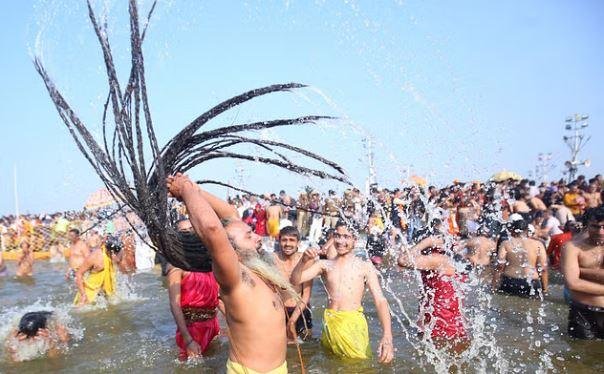 महाकुंभ से अब हरिद्वार कुंभ में मिलने वादा कर लौटने लगे नागा साधु महाकुंभ 2025 में साधु-संतों के भव्य-दिव्य संगम स्नान का मनोरम नजारा।