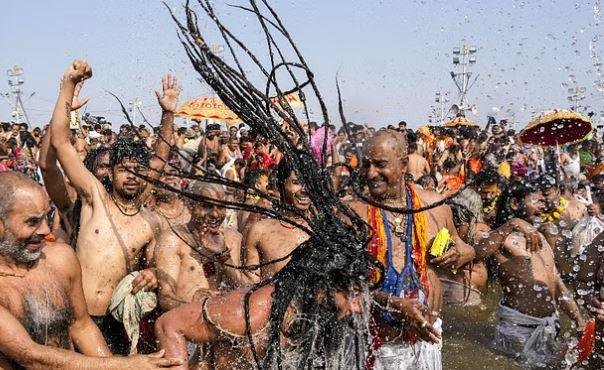 महाकुंभ से अब हरिद्वार कुंभ में मिलने वादा कर लौटने लगे नागा साधु महाकुंभ 2025 में साधु-संतों के भव्य-दिव्य संगम स्नान का मनोरम दृश्य।