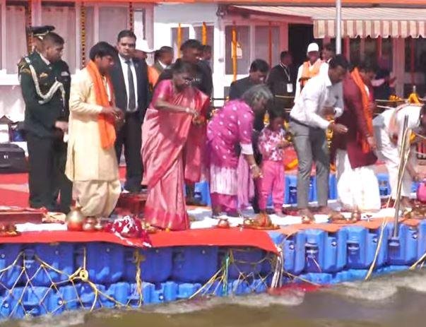संगम स्नान के बाद तट पर पूजन करतीं राष्ट्रपति