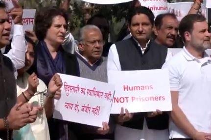 संसद के बाहर प्रतिपक्षी दलों का प्रदर्शन