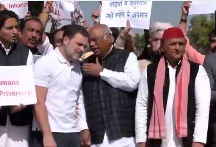 संसद के बाहर प्रतिपक्षी दलों का प्रदर्शन