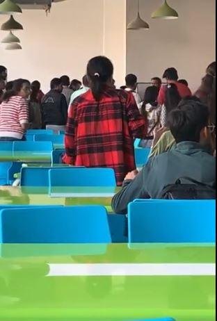 साउथ एशियन यूनिवर्सिटी में बवाल का दृश्य