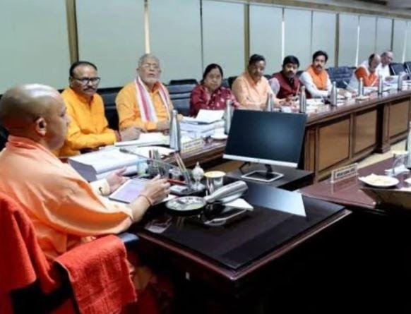 यूपी में Yogi सरकार ने किंग जॉर्ज मेडिकल विश्वविद्यालय के 500 बेड के ट्रॉमा सेंटर को दी मंजूरी सीएम योगी की अध्यक्षता में कैबिनेट बैठक की तस्वीर।