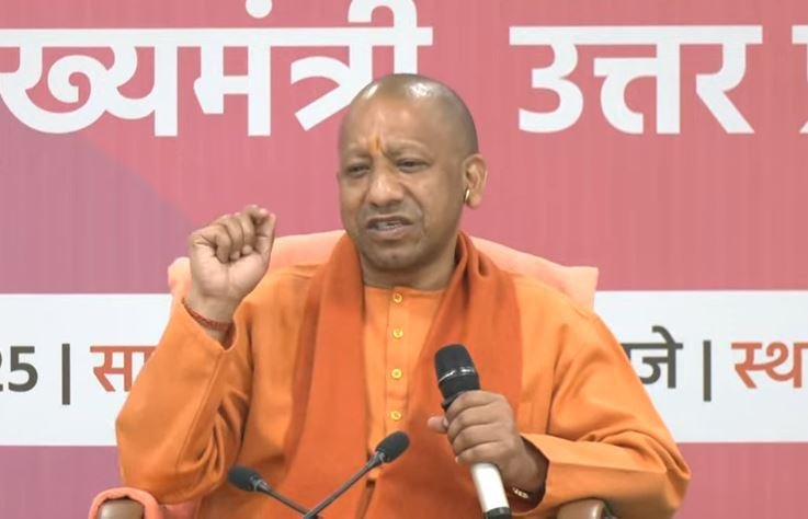 लखनऊ में सोमवार को सीएम योगी मुंबई से आए युवा उद्यमियों को संबोधित करते हुए। 