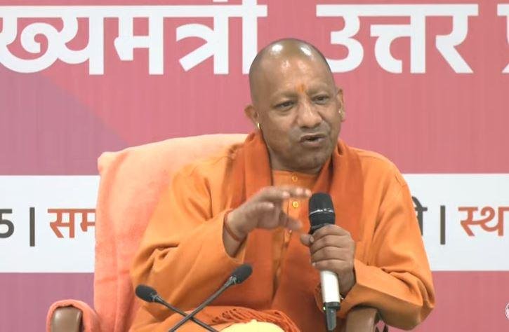 लखनऊ में सोमवार को सीएम योगी मुंबई से आए युवा उद्यमियों को संबोधित करते हुए। 
