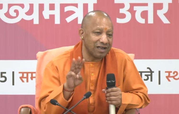 सोमवार को लखनऊ में युवा उद्यमियों से संवाद करते सीएम योगी। 