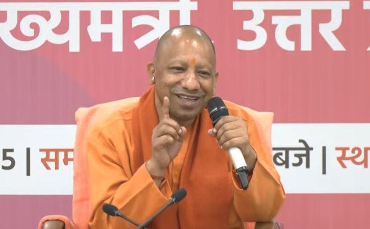 सोमवार को लखनऊ में युवा उद्यमियों से संवाद करते सीएम योगी। 
