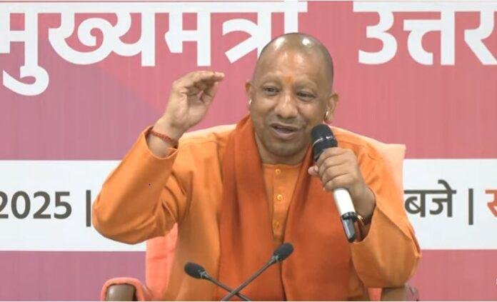 लखनऊ में सोमवार को युवा उद्यमियों से संवाद करते CM Yogi Adityanath