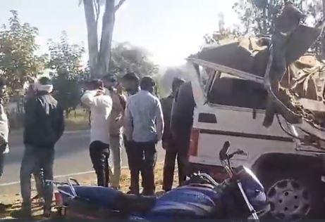 सोनभद्र में भीषण सड़क हादसे में एक ही परिवार के 4 की मौत सोनभद्र हादसे की तस्वीर।