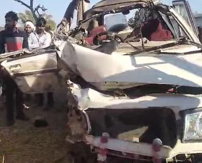 सोनभद्र में भीषण सड़क हादसे में एक ही परिवार के 4 की मौत सोनभद्र में हुए हादसे के बाद की तस्वीर।