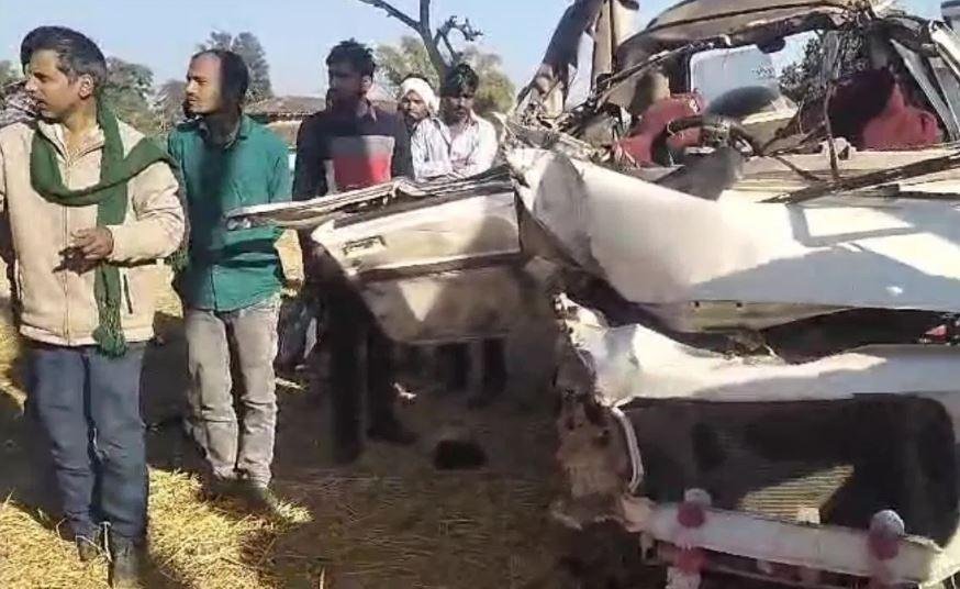 सोनभद्र में भीषण सड़क हादसे में एक ही परिवार के 4 की मौत सोनभद्र हादसे की तस्वीर।