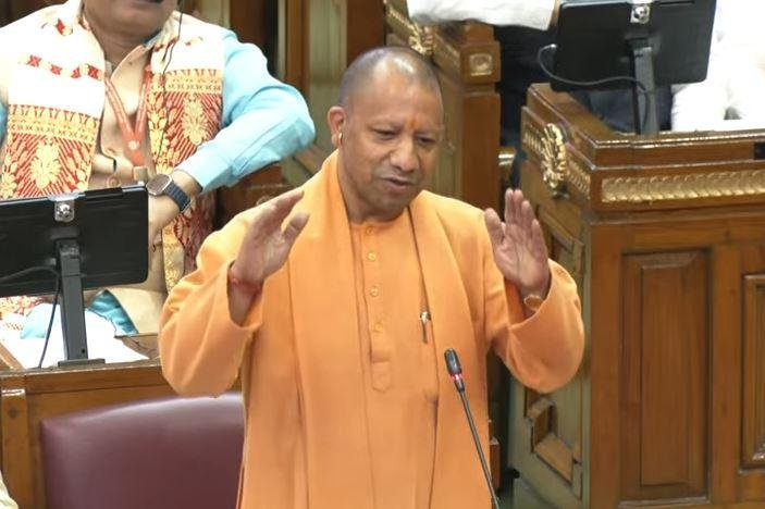 सोमवार को विधानसभा में बोलते सीएम योगी