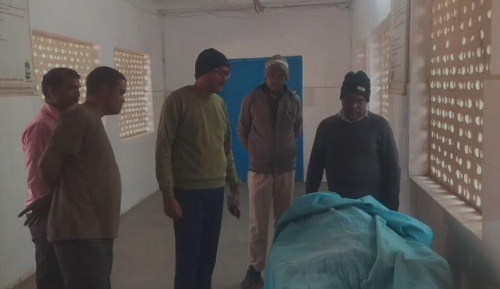 Garhwa Accident : महाकुंभ जाते वक्त कार की ट्रक से भीषण टक्कर, एक की मौत, तीन गंभीर... | 22Scope News Garhwa Accident : 5 घायल तीन गंभीर