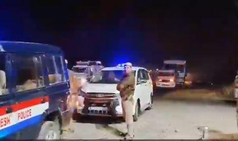 यूपी के Mirzapur में महाकुंभ से लौटते तेलंगाना के श्रद्धालुओं का वाहन हादसे का शिकार, 4 की मौत मिर्जापुर में हादसास्थल पर पहुंची पुलिस