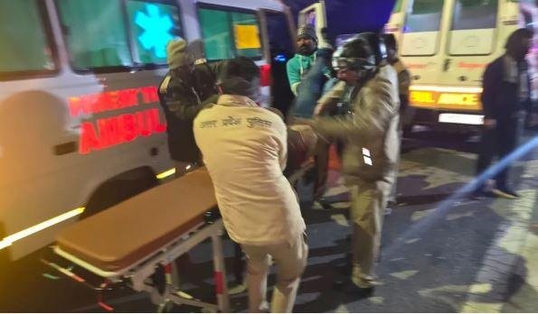 महाकुंभ से दिल्ली लौटते समय हुए हादसे में बिहार निवासी परिवार के 3 की मौत हादसे में घायलों को अस्पताल पहुंचवाते पुलिसकर्मी।