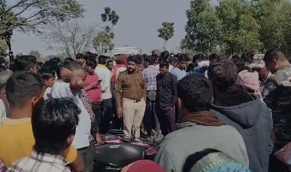 Deoghar Accident : घटना के बाद लोगों को समझाती पुलिस