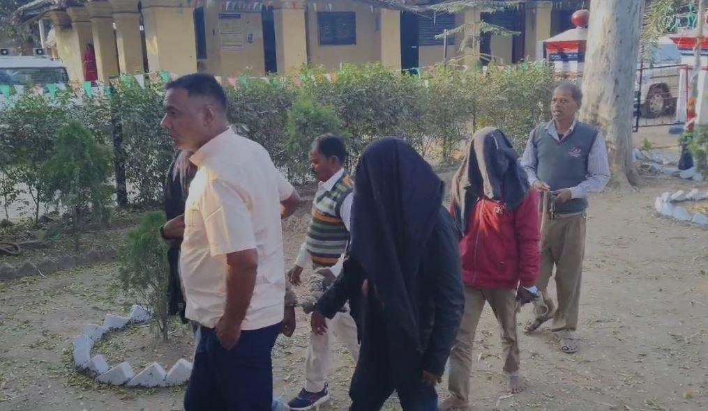 Giridih : गिरफ्तार कर ले जाती पुलिस