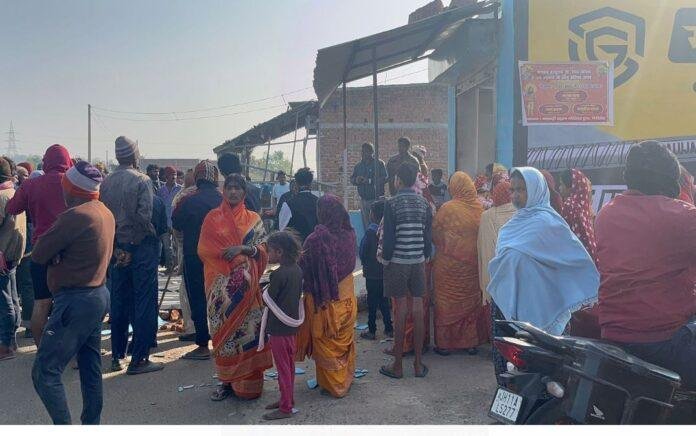 Giridih : किराना दुकान में अचानक लगी भीषण आग, लाखों का सामान पल में स्वाहा...