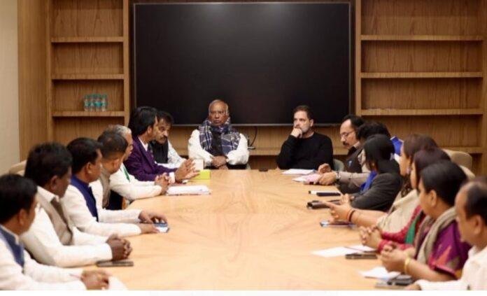 Breaking : दिल्ली में झारखंड कांग्रेस के सभी विधायक और मंत्रियों की मलिक्कार्जुन खड़गे और राहुल गांधी के साथ अहम बैठक खत्म...