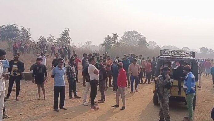 ीूगहगदग-min Dhanbad : झाड़ियों के बीच फंदे से लटका मिला युवक का शव, कई दिनों से था लापता...