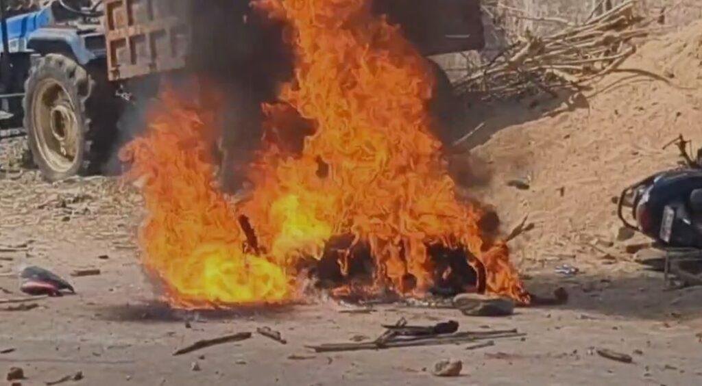 Hazaribagh Clash : शिवरात्रि के दिन दो सुमदायों में हिंसक झड़प, आधा दर्जन वाहनों में लगाया आग और... Hazaribagh Clash : घटना के बाद आधा दर्जन वाहनों में लगाई आग