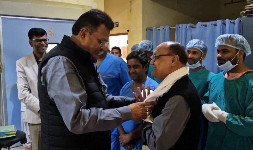 Hazaribagh : शेख़ भिखारी हॉस्पिटल में पहली बार रीढ़ की हड्डी का सफल ऑपरेशन, सांसद मनीष जायसवाल ने लगाया गंभीर आरोप... 2 22Scope News Hazaribagh : सांसद ने डॉक्टरों को किया सम्मानित