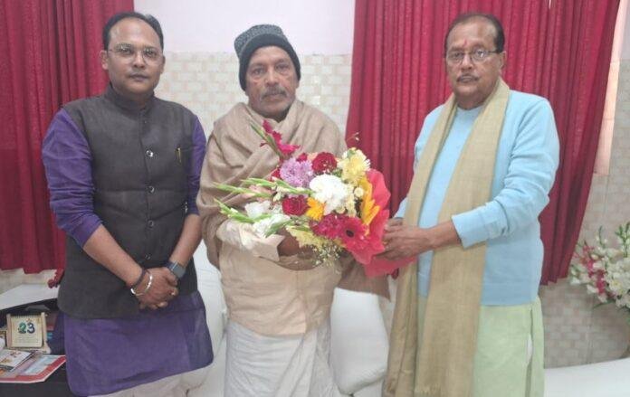 Ranchi : बजट से पहले मंत्री राधाकृष्ण किशोर ने विधानसभा अध्यक्ष रविंद्र नाथ महतो से की मुलाकात...
