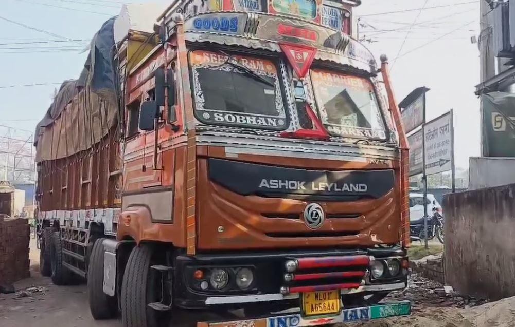 Dhanbad Accident : तेज रफ्तार ट्रक ने मां बेटी को कुचला, महिला की दर्दनाक मौत वहीं बेटी... 2 22Scope News Dhanbad Accident : वाहन को पुलिस ने किया जब्त